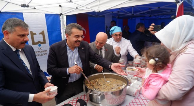Tekin, Erzurum'da aşure dağıttı